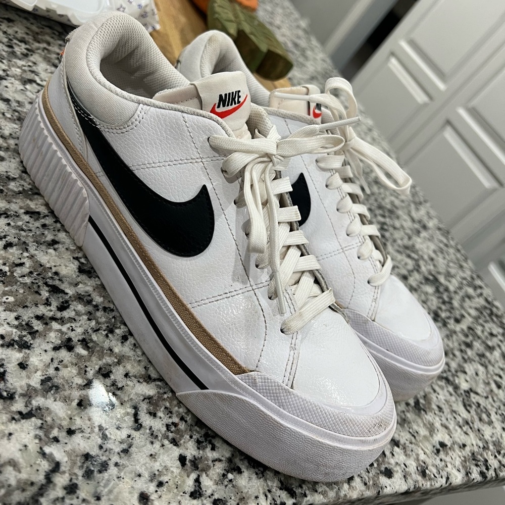 Nike Women’s Court Legacy Lift Size 10